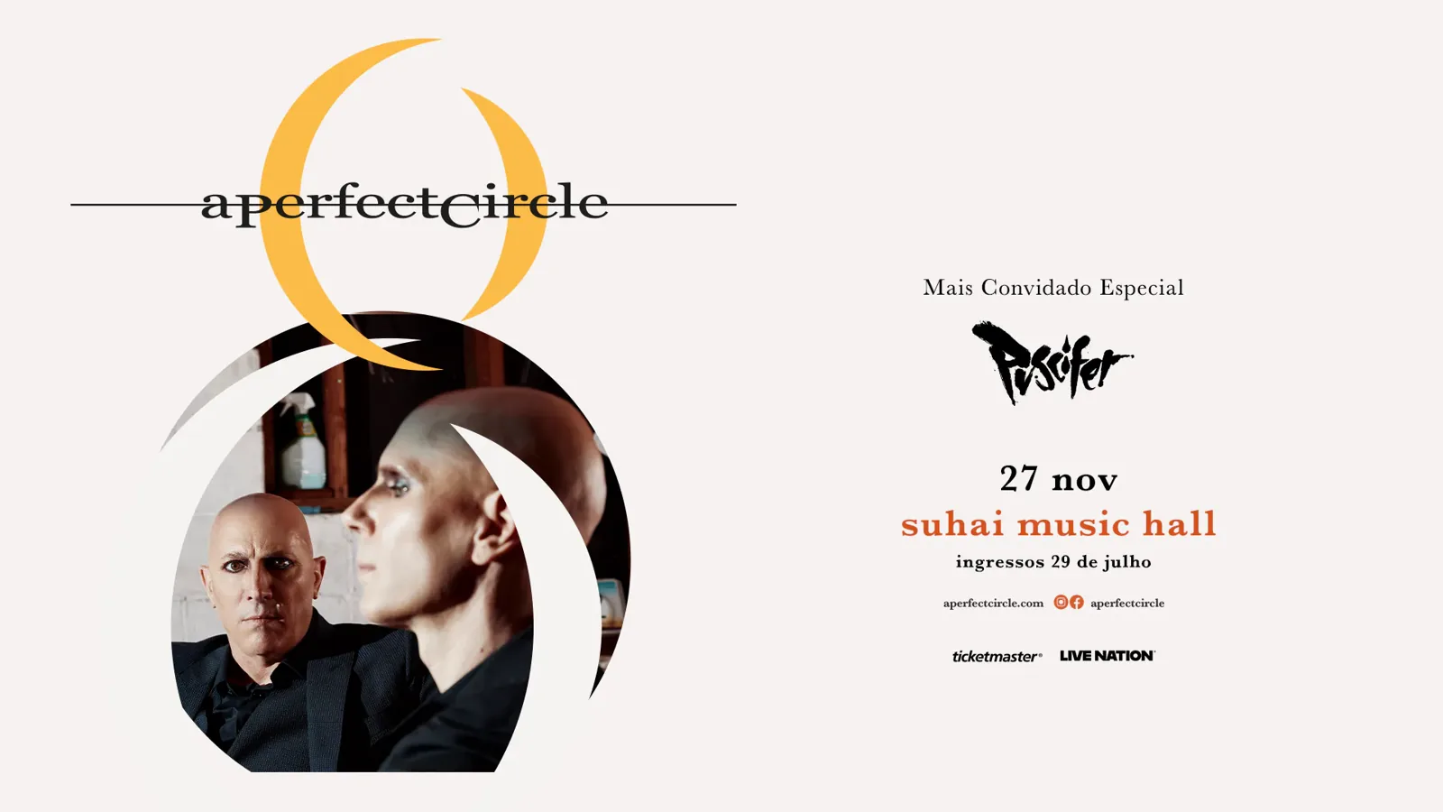 Banda A Perfect Circle se apresentando em show em São Paulo, com luzes de palco e público ao fundo.