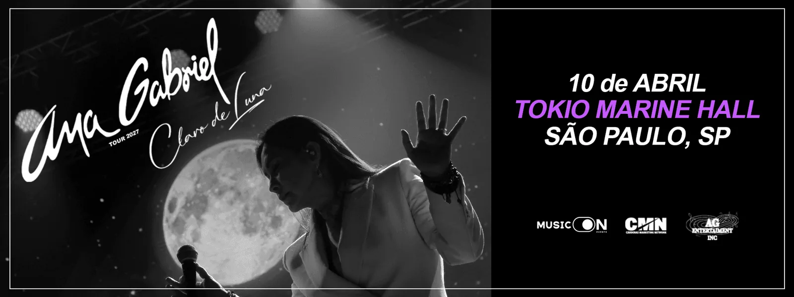 Cantora Ana Gabriel em show em São Paulo, com iluminação de palco e microfone.