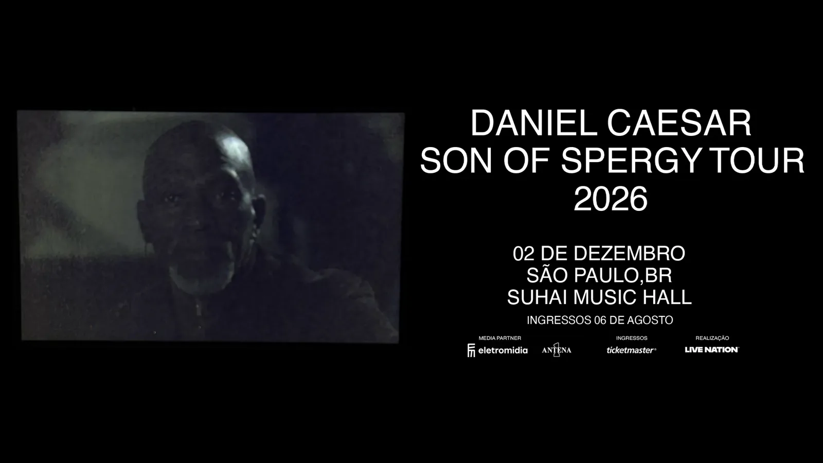 Cantor Daniel Caesar em show em São Paulo, posando sob luzes de palco.