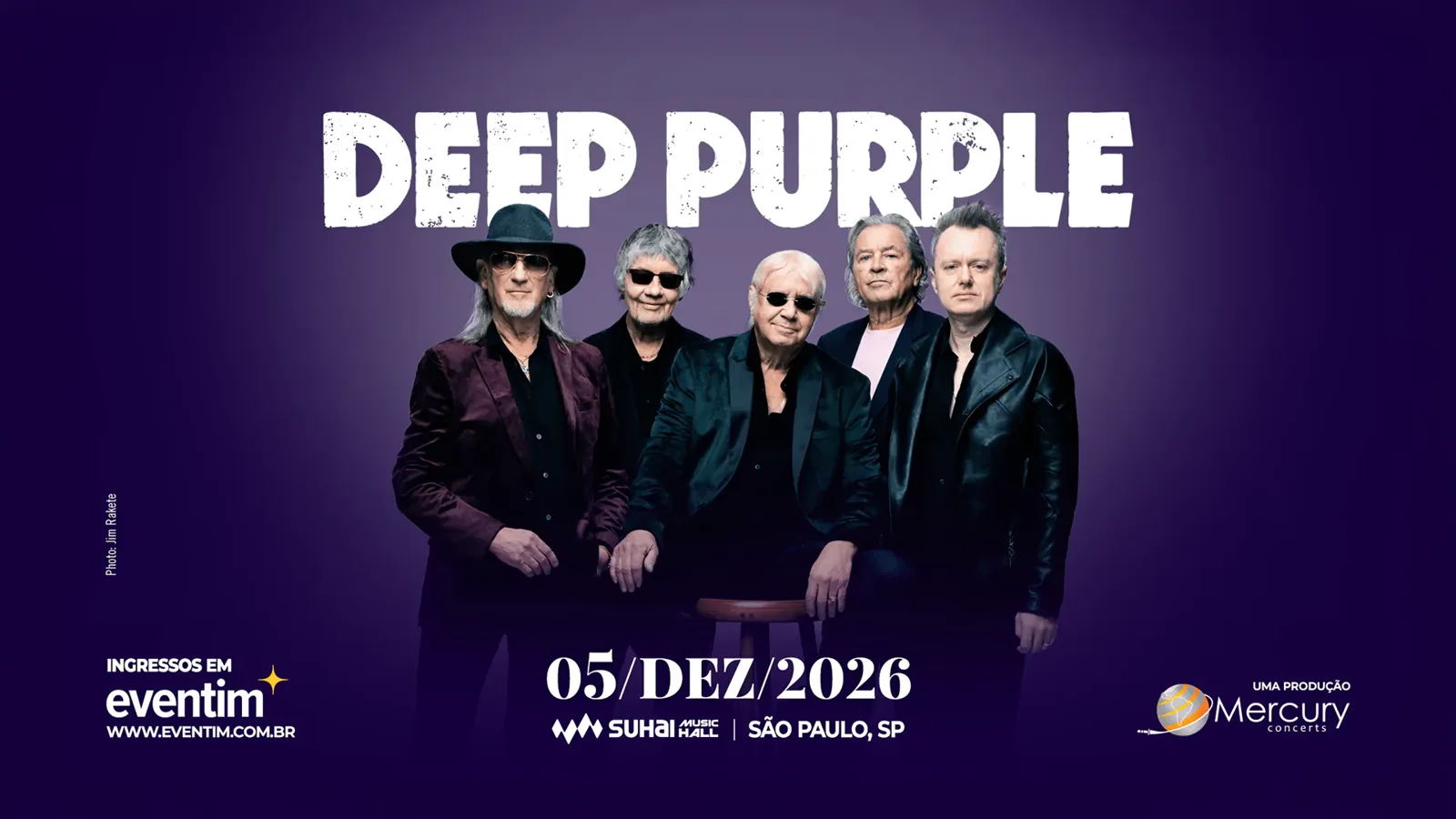 Banda Deep Purple no palco durante show em São Paulo, com iluminação de palco e músicos em ação.