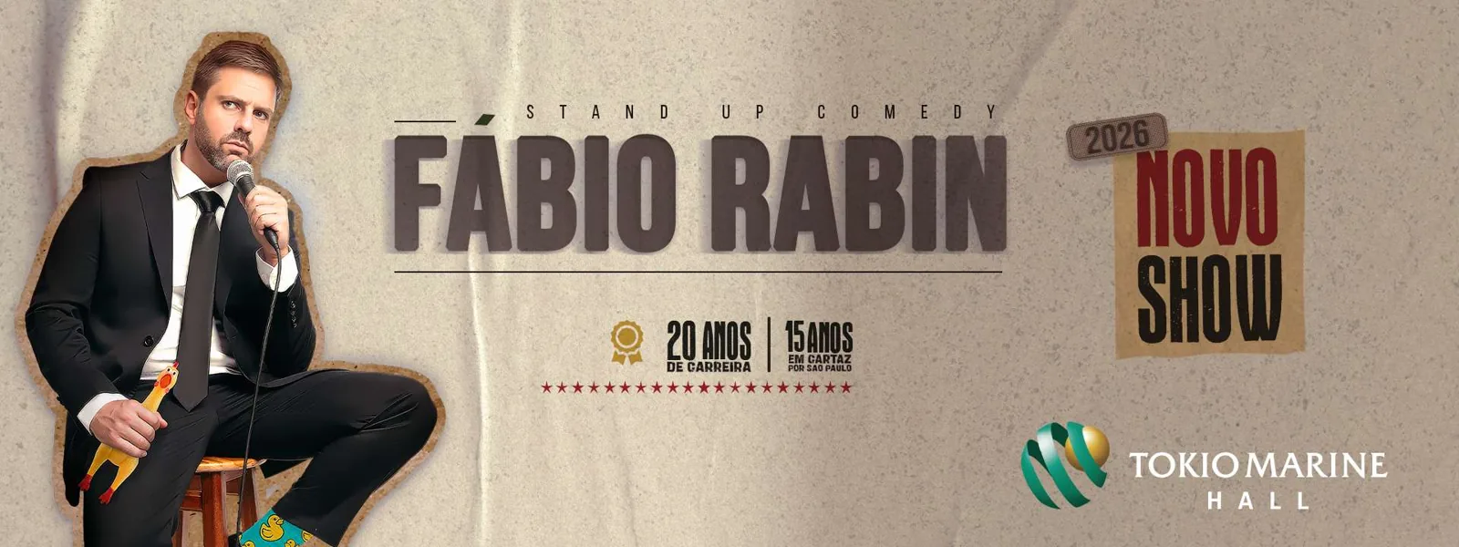 Retrato de Fábio Rabin em São Paulo, com fundo urbano levemente desfocado.
