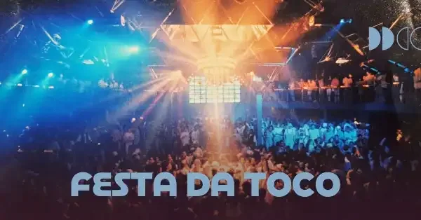Pessoas dançam em uma pista de luzes coloridas durante a festa Toco Matinê para adultos, em São Paulo.