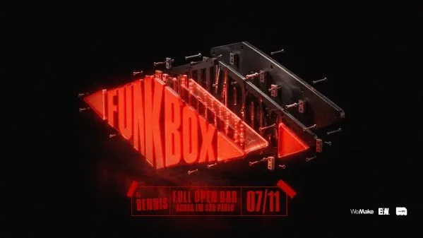 DJ Dennis em uma cabine de som em São Paulo, com equipamentos de DJ e luzes de festa ao fundo.