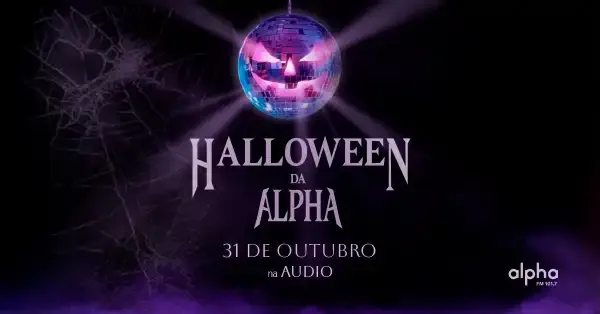 Pessoas fantasiadas em uma festa de Halloween da Alpha, em São Paulo, com decoração temática e iluminação festiva.