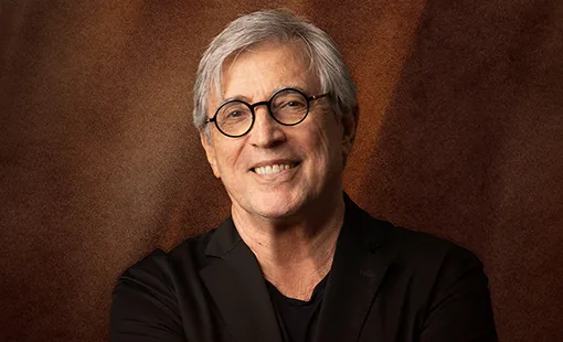Ivan Lins celebra seus 80 anos em show no palco de São Paulo.