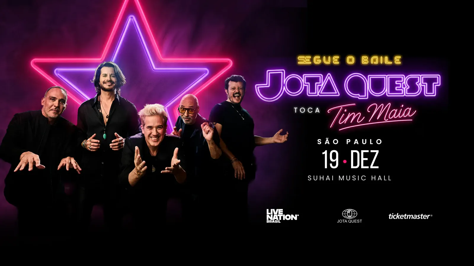 Banda Jota Quest se apresentando em um show em São Paulo, com luzes de palco e integrantes em ação.