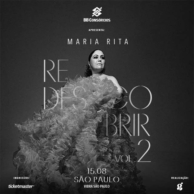 Maria Rita em show em São Paulo, durante a turnê Redescobrir Vol. 2. Ela aparece cantando em um palco iluminado.