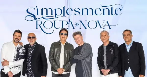 Palco iluminado com o logotipo "Roupa Nova Simplesmente" em um show em São Paulo.