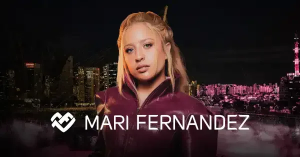 Mari Fernandez performing on stage during the Sertanejo Delas event in São Paulo.