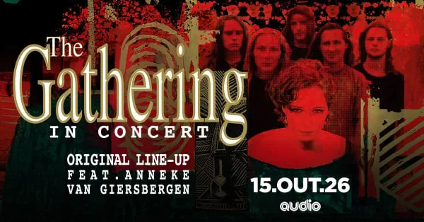 Banda The Gathering em show em São Paulo, com músicos no palco sob luzes de concerto.