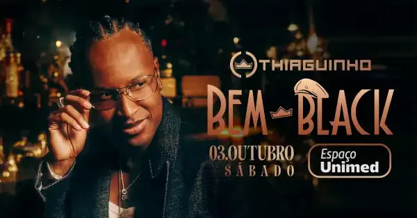 Cantor Thiaguinho no palco durante o evento Bem Black, em São Paulo, sob luzes de show.