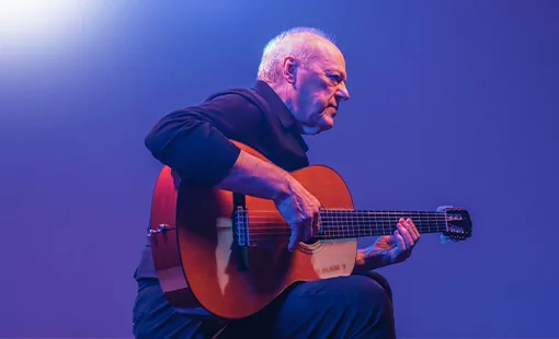 Toquinho em show comemorativo aos 60 anos de carreira musical no palco em São Paulo.