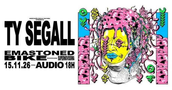 O músico Ty Segall em um show em São Paulo, com iluminação de palco e instrumentos ao fundo.